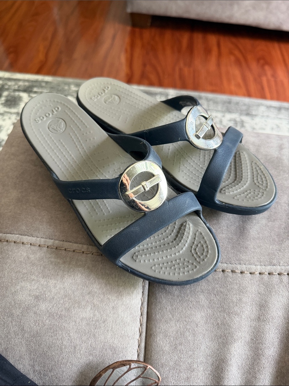 Crocs Sanrah Silver Circle Bow Sandals 7 navy